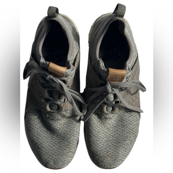 New Balance Gray Athletic Shoes with Seamless Upper size 9.5 - Picture 1 of 7